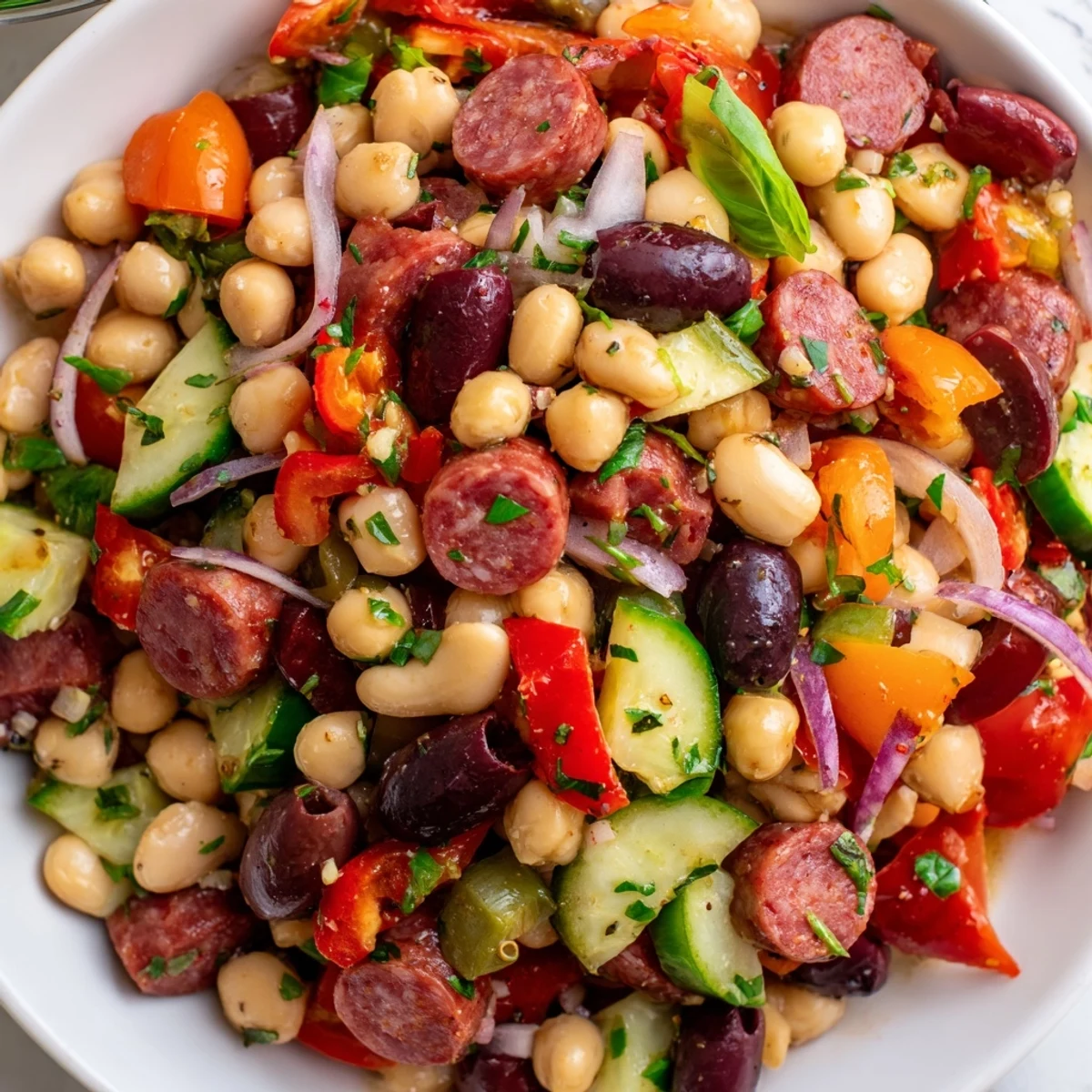 Mediterrane dichte Bohnensalat Salami