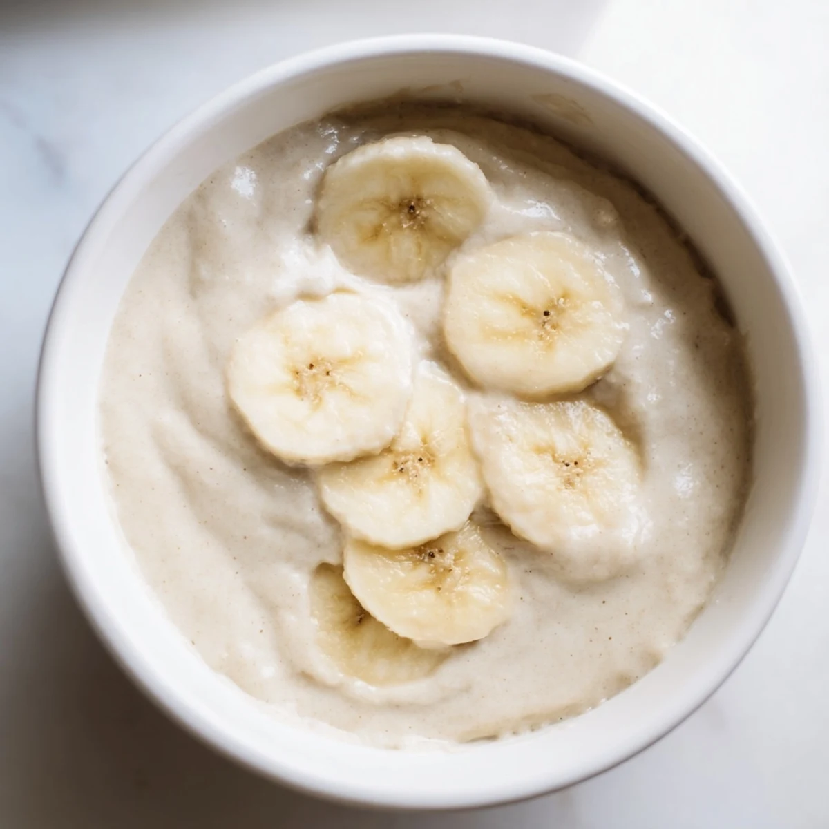 Cremiges 2-Zutaten-Bananeneis: Eine Nahaufnahme des gefrorenen Bananen-Desserts, serviert in Schalen.