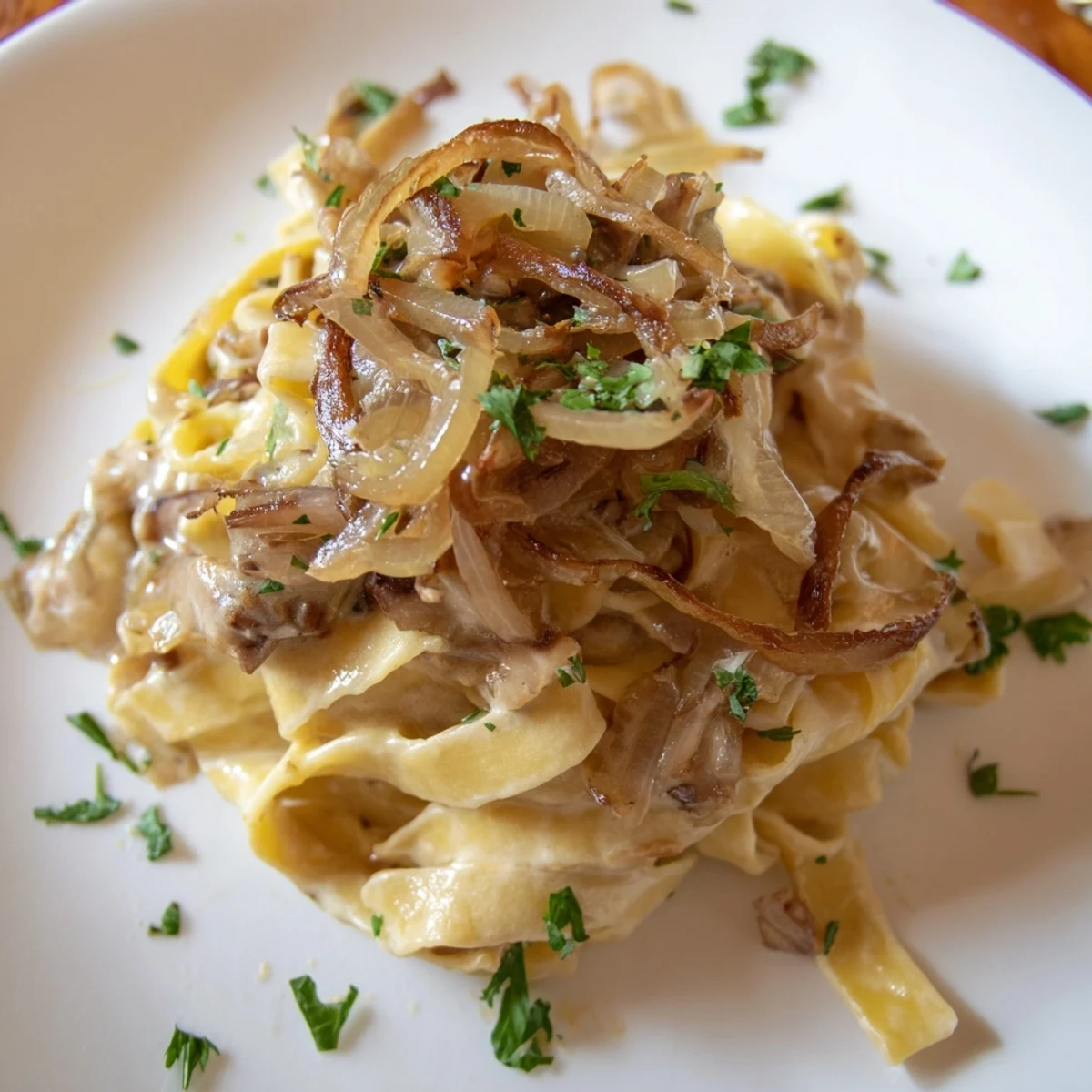Köstliche, käsebedeckte One-Pot French Onion Pasta, ein üppiges Nudelgericht gefüllt mit herzhaftem Aroma.