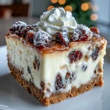Gebackene Christmas Cheesecake Slab in rechteckiger Form mit weichem Schlagsahne-Topping und Puderzuckergestäub.