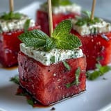 Bunte Wassermelonen-Feta-Bites auf Zahnstochern, ein leichter mediterraner Appetizer.