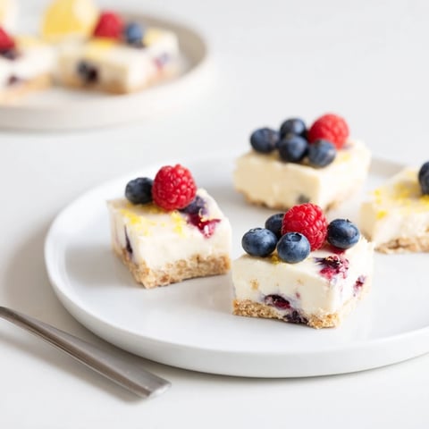 Köstliche, cremige Quark-Cheesecake-Bites mit frischen Beeren als verlockendem Topping.