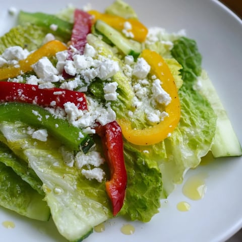 Frischer Bella Hadid Salat mit knackigem Gemüse und cremigem Feta, angerichtet mit Zitronendressing.