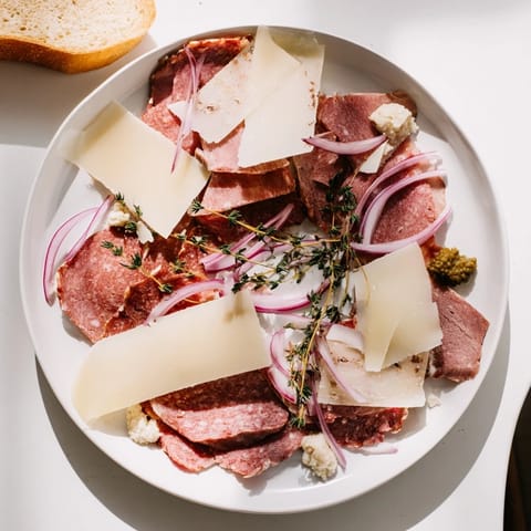 Rustikale feine Fleisch-Käse Platte