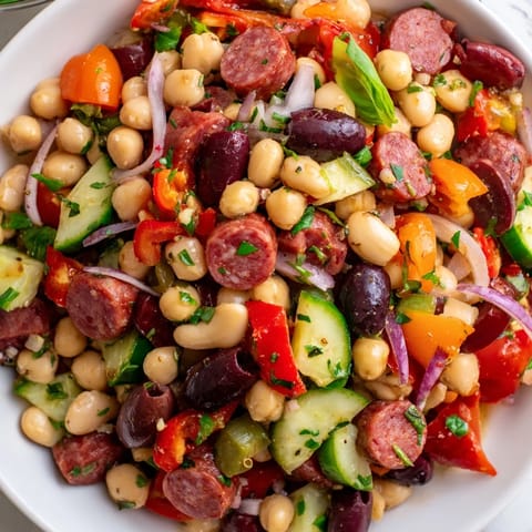 Mediterrane dichte Bohnensalat Salami