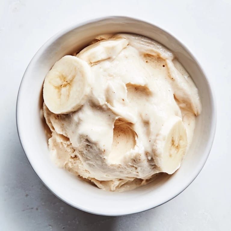 Selbstgemachtes 2-Zutaten-Bananeneis: Cremiges, veganes Eis, leicht in der Küchenmaschine zubereitet und serviert.