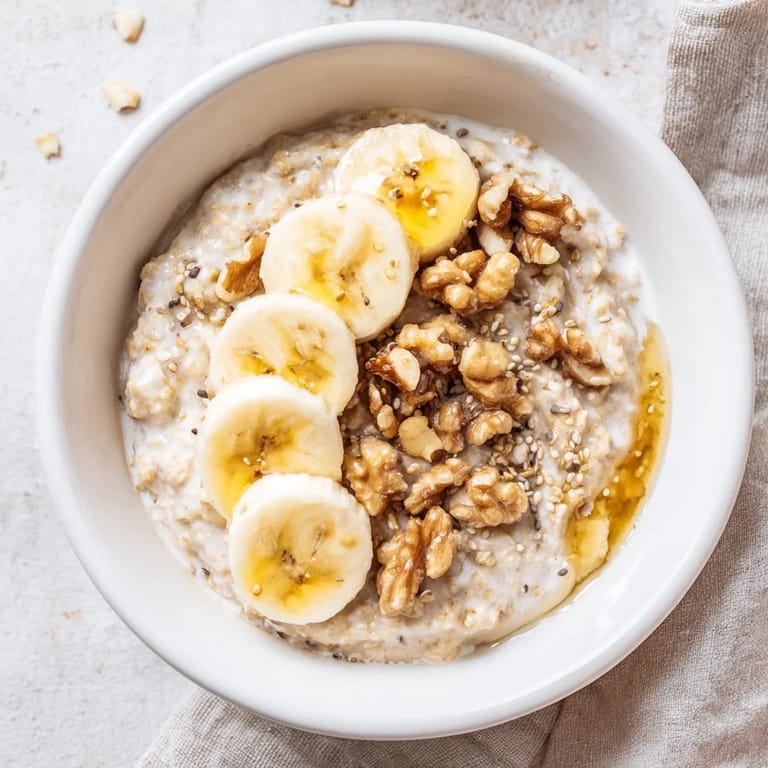 A comforting bowl of delicious microwave banana oats, with cinnamon and honey, perfect for a fast, easy meal.