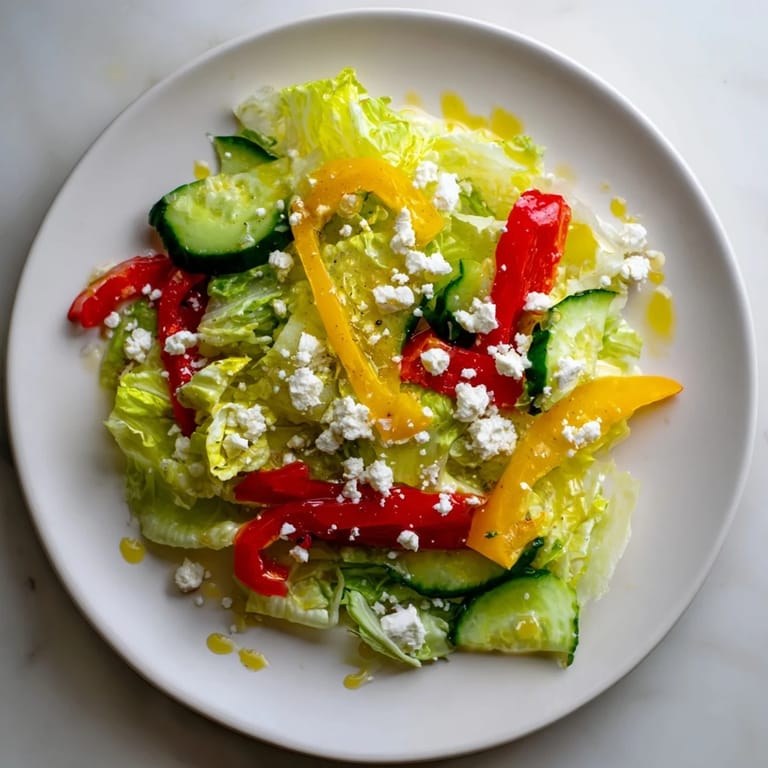 Dieser lebendige Bella Hadid Salat ist üppig mit knackigem Salat und cremigen Feta-Käse angerichtet.