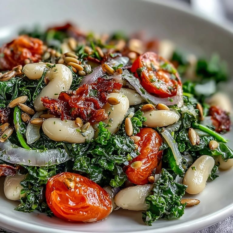 Schmackhafter Grünkohl-Salatkopf mit weißen Bohnen, perfekt fürs Mittagessen.