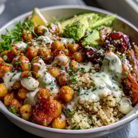 Farbenfrohe Getreide-Bowls mit gerösteten Kichererbsen, Zitronen-Dressing und knackigem Gemüse.