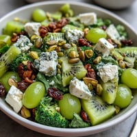 Festlicher St. Patrick's Day Grüner Snack-Teller mit frischem Obst, Gemüse und Käse.