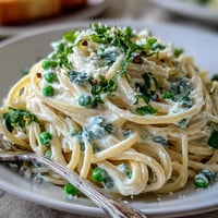 Helles Zitronen-Ricotta-Pastagericht mit Erbsen und Minze, cremig und frisch.